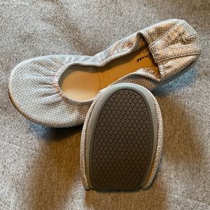 NWOT Storehouse Flats grey w/ white detail, size 9